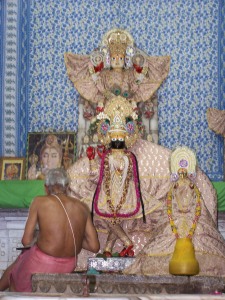 Pujari to Mirabai's Krishna Deity